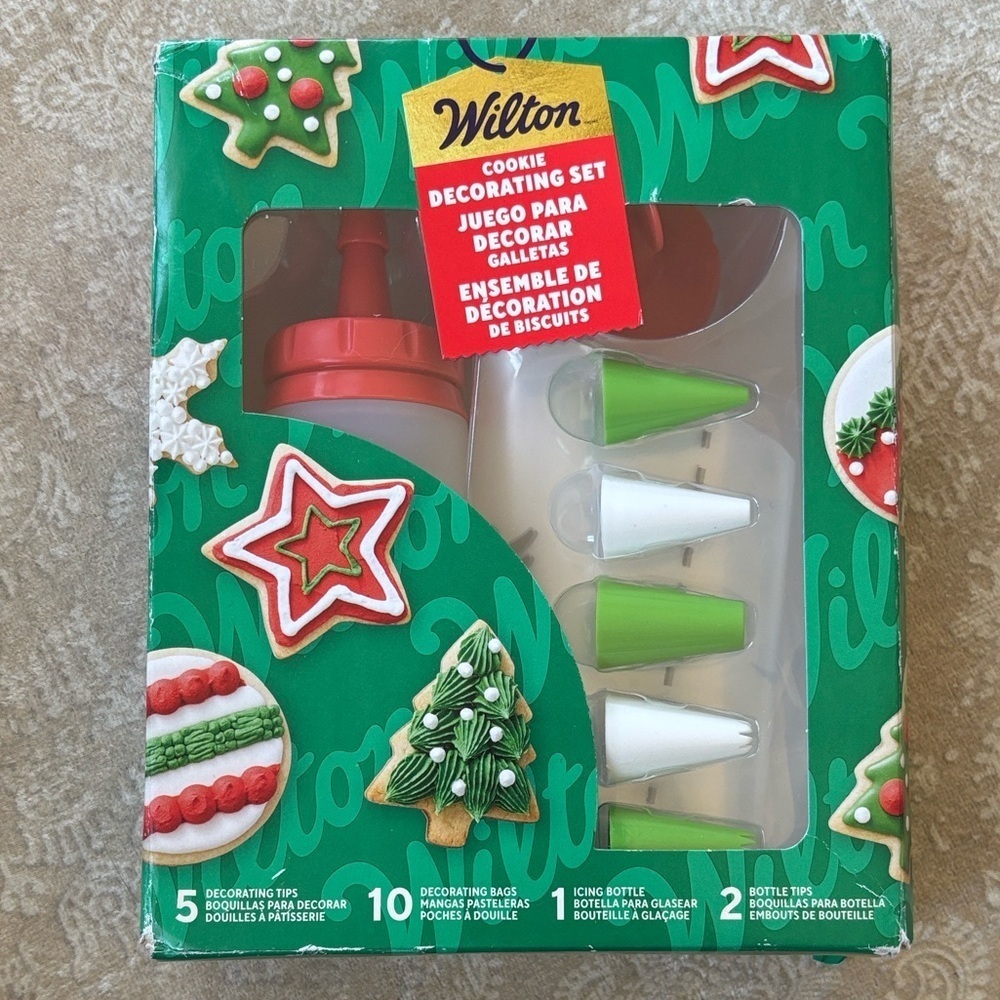 Brand New WILTON Cookie Decorating Set w/ Frosting Tips Bottle Bags Christmas